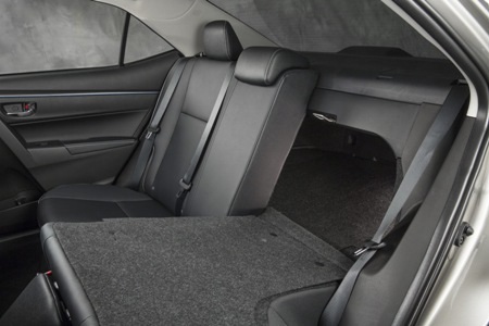 Cận cảnh xe Corolla thế hệ mới - 22 Lưng hàng ghế sau có thể gập phẳng để tăng diện tích cốp